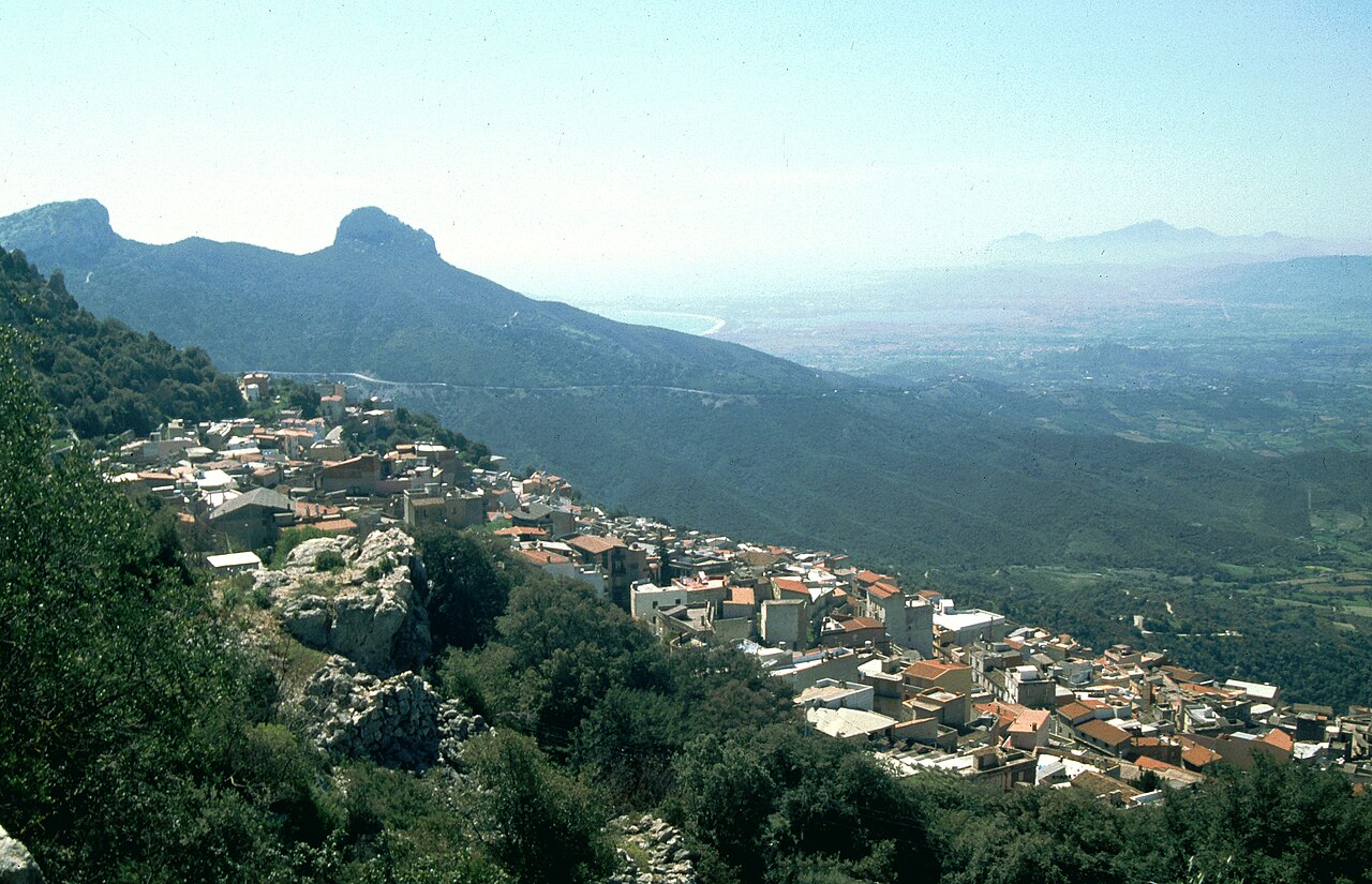 Il paese di Baunei sul versante che sale verso l'altopiano del Golgo