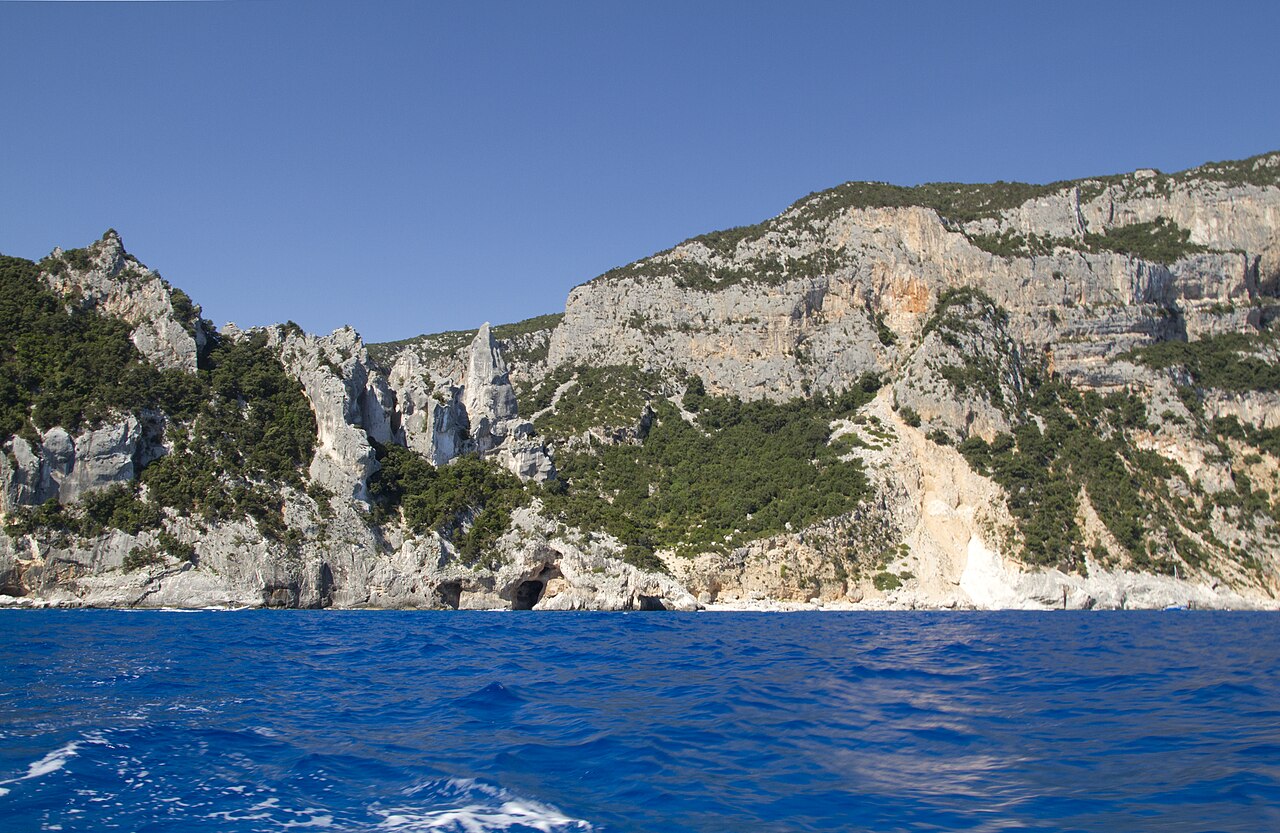Il fronte di falesia del Golfo di Orosei visto dall'alto, presso Cala Goloritzé