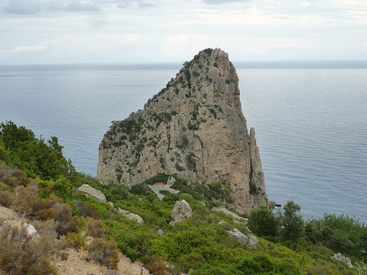 Il monolite calcareo di Pedra Longa, sulla costa di Baunei
