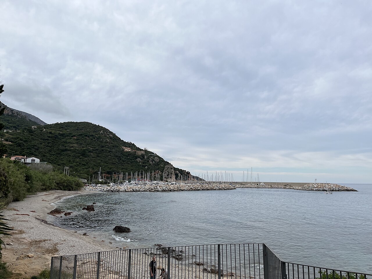 Il porto turistico di Santa Maria Navarrese visto dalla spiaggia sotto la torre